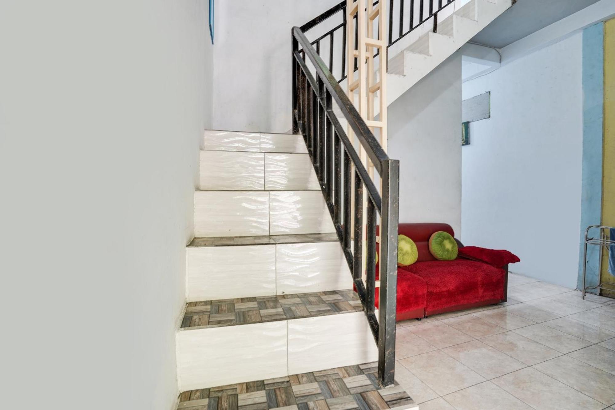 Spot On 91745 Rumah Kost Gresik Syariah Exterior photo