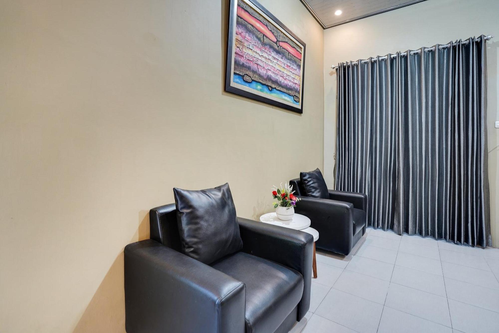 Spot On 91745 Rumah Kost Gresik Syariah Exterior photo