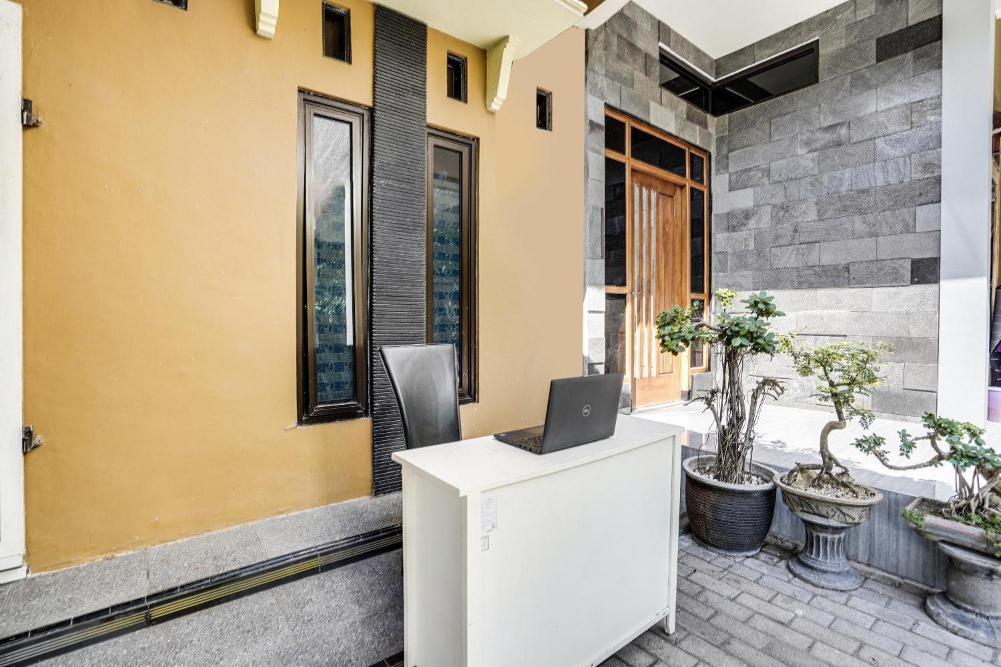 Spot On 91745 Rumah Kost Gresik Syariah Exterior photo