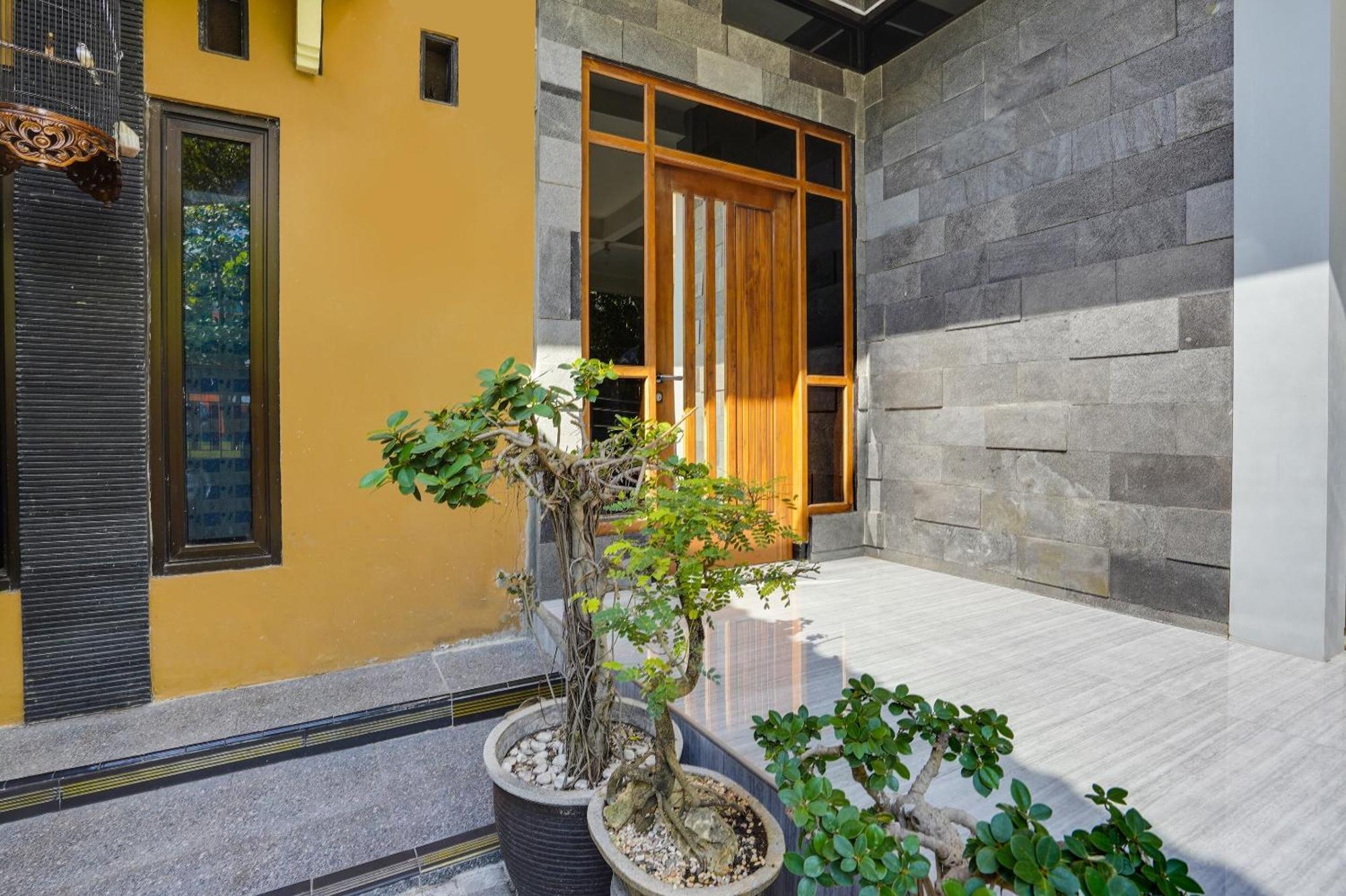 Spot On 91745 Rumah Kost Gresik Syariah Exterior photo
